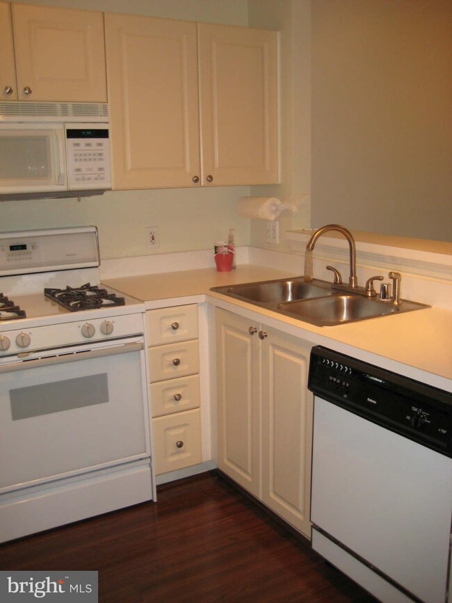 2323 Henshaw Place unit 203, Alexandria, VA 22311 - photo 4