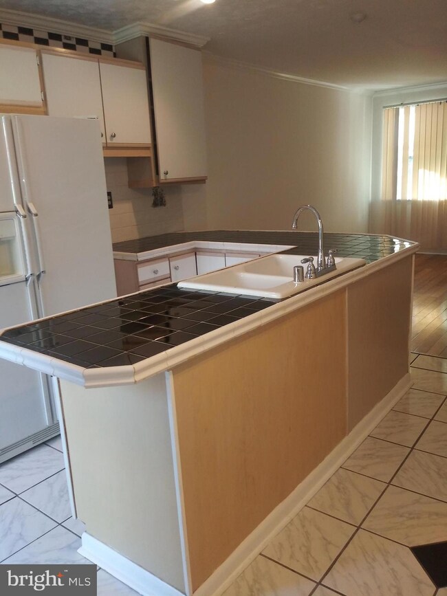 943 Ellicott Driveway, Baltimore, MD 21216 - photo 3