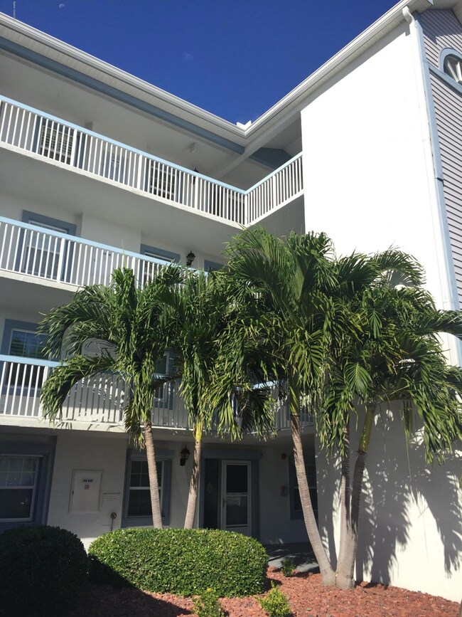 Building 580 S Brevard Ave
