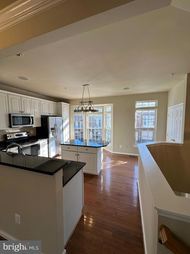 8266 Phelps Lake Ct, Lorton, VA 22079 - photo 3