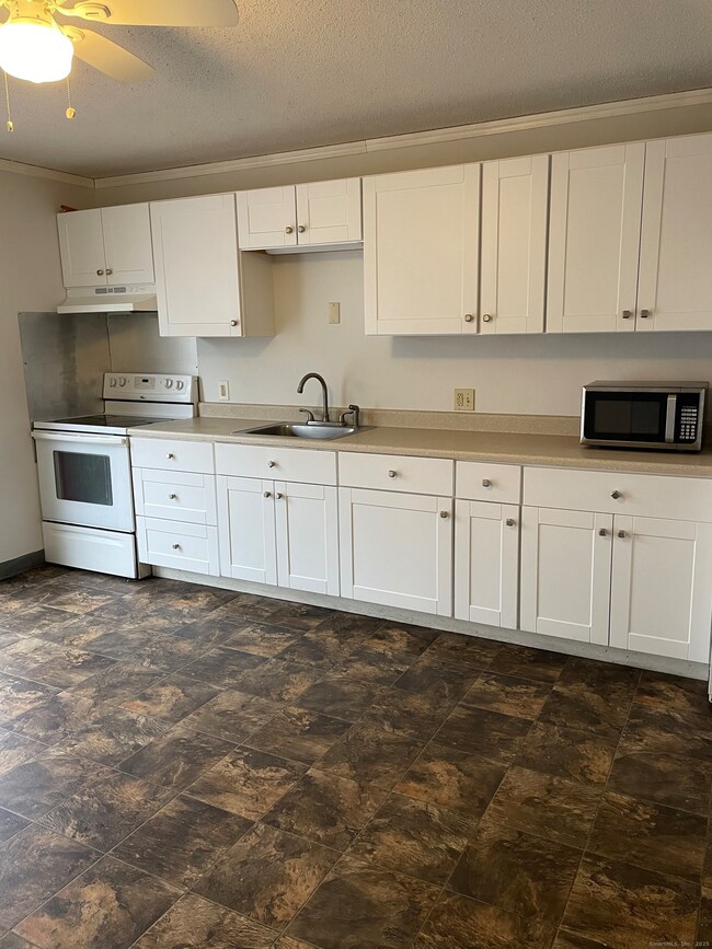 88 Wakelee Rd unit 22, Waterbury, CT 06705 - photo 4