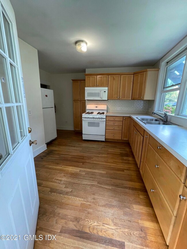 511 E Putnam Ave unit 1st Floor, Cos Cob, CT 06807 - photo 2