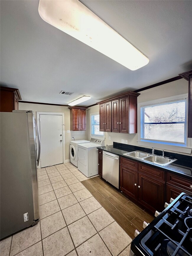 8013 Helmers St, Houston, TX 77022 - photo 5