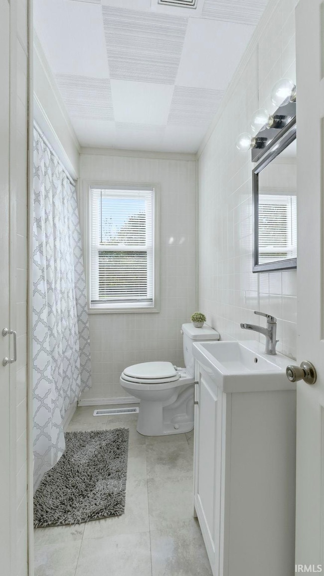 213 E Maple Grove St, Syracuse, IN 46567 - photo 2