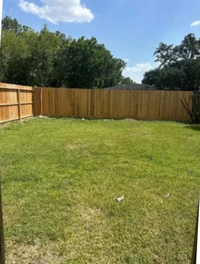 2019 S Victory Dr, Houston, TX 77088 - photo 7