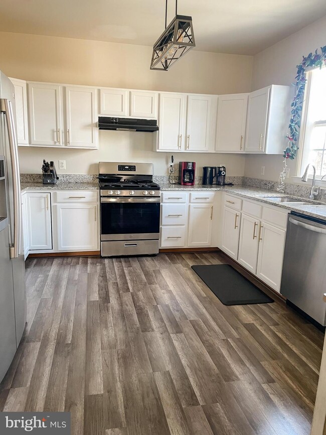 9353 Cougar Ct, Manassas Park, VA 20111 - photo 6