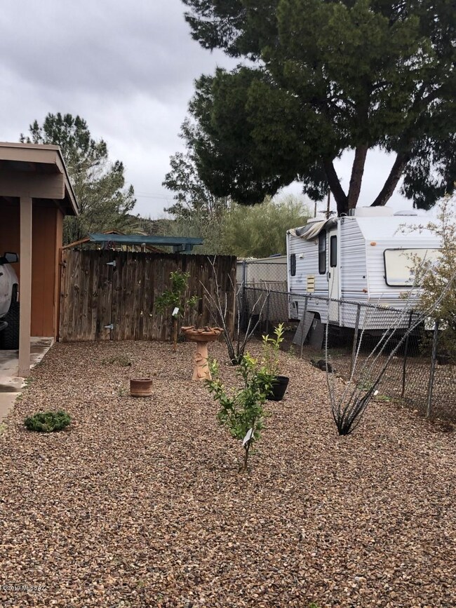 2912 D front side yard 26