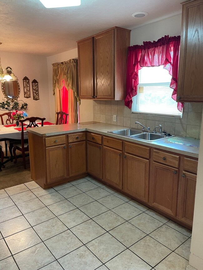 10317 Onslow St, Houston, TX 77016 - photo 5