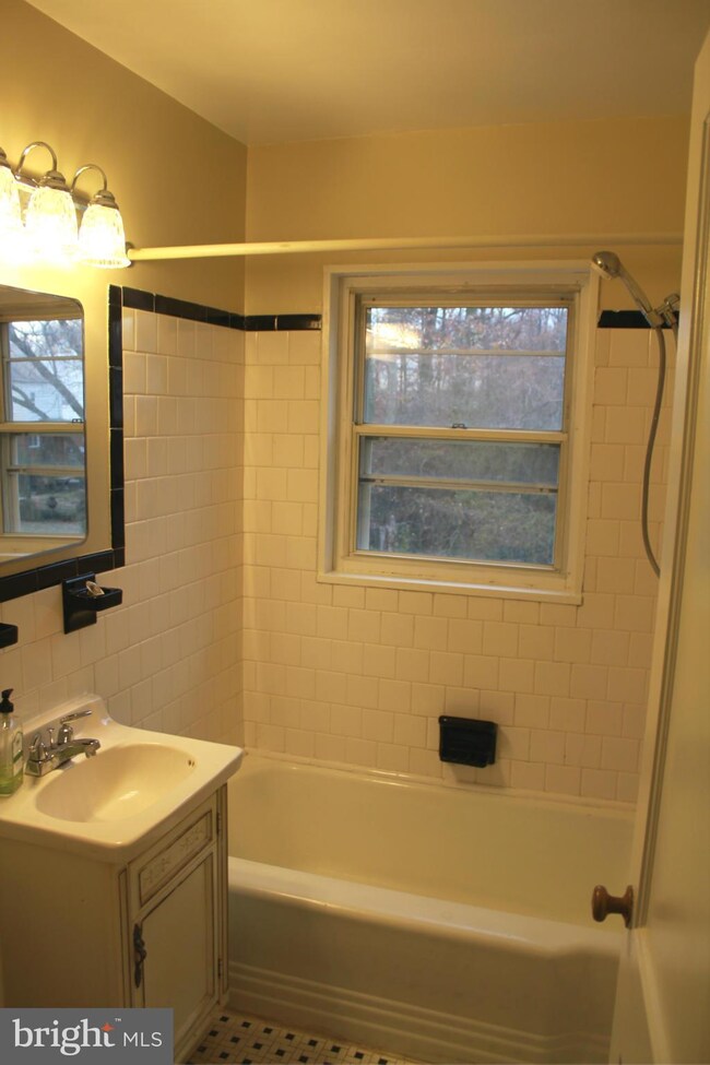 6906 Kenyon Dr, Alexandria, VA 22307 - photo 5