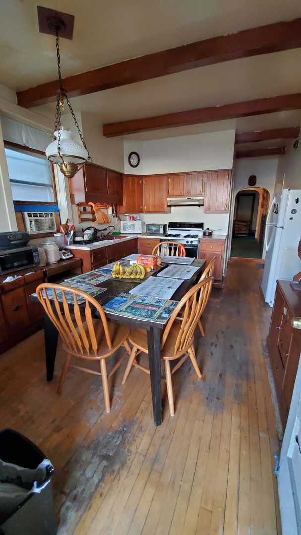 1ST FLOOR UNIT: EAT-IN KITCHEN