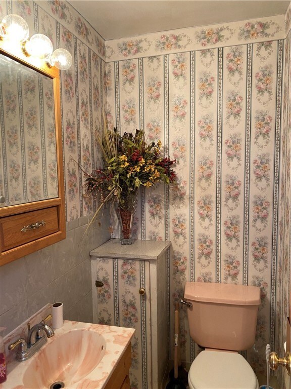 powder room off of dinning room