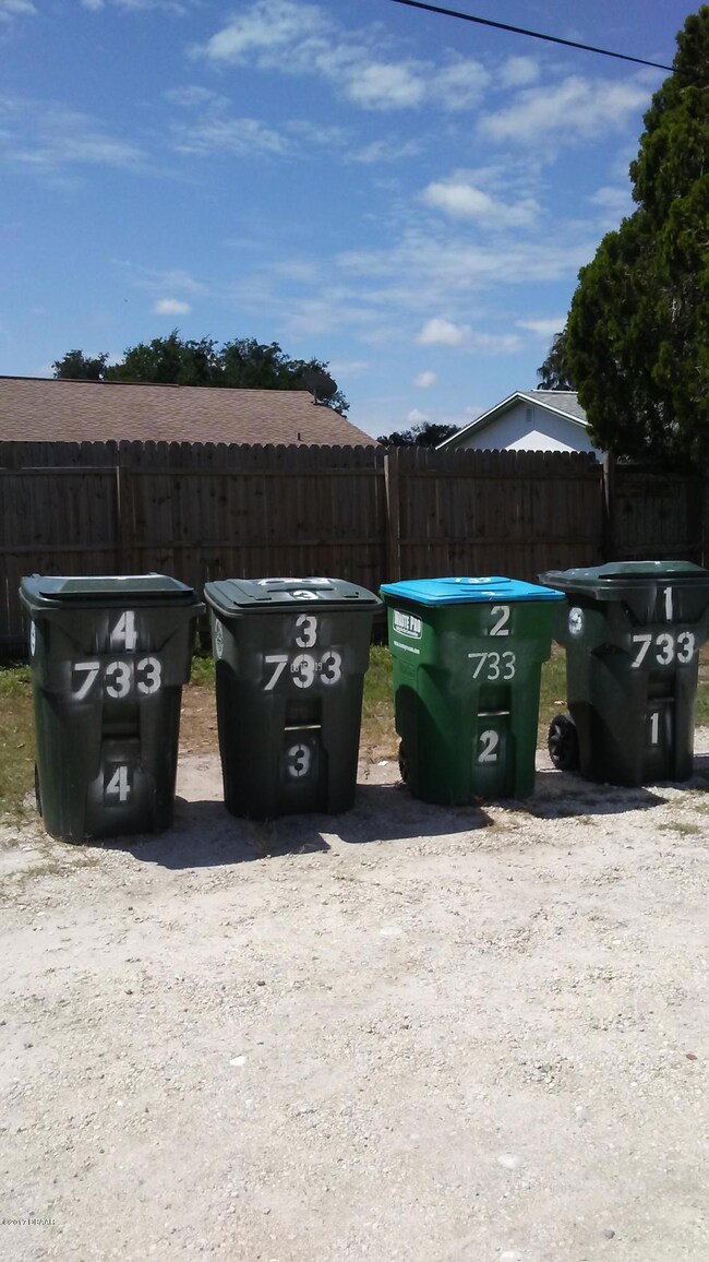1 -Trash Cans 733