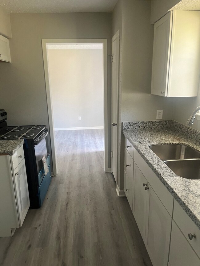 418 N 9th St, Beasley, TX 77417 - photo 6