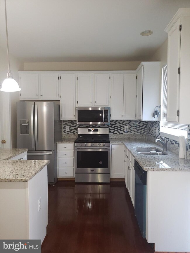 2390 Woodland Pond Ln, Herndon, VA 20171 - photo 3