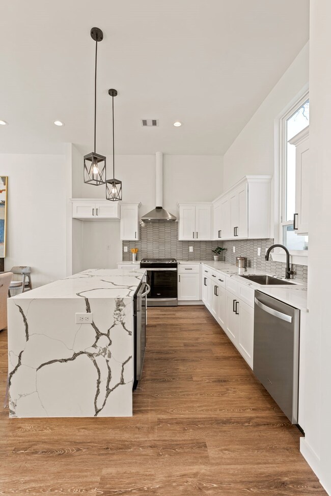 302 W Donovan St, Houston, TX 77091 - photo 7