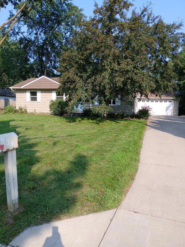 534 Grospoint Ave N, Saint Paul, MN 55128 - photo 2