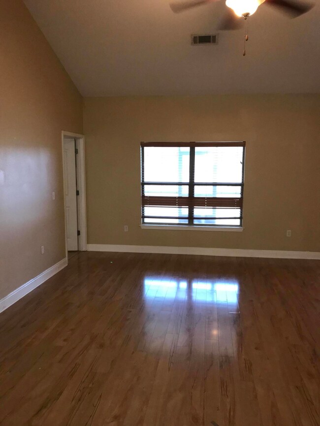 402 Wych Cir, Crestview, FL 32536 - photo 3