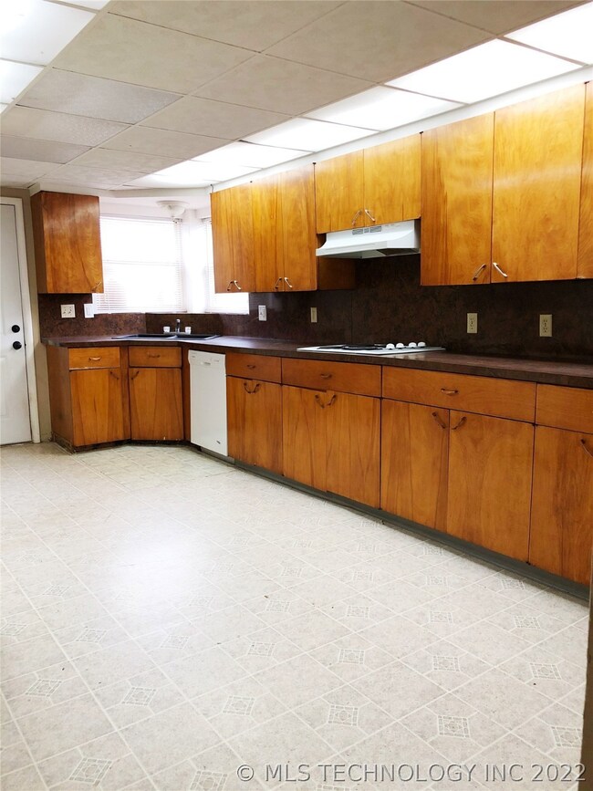 Large eat-in kitchen w/ tons of countertop space.