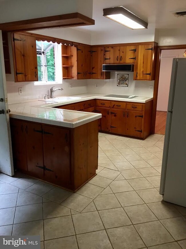 18315 Candice Dr, Triangle, VA 22172 - photo 5