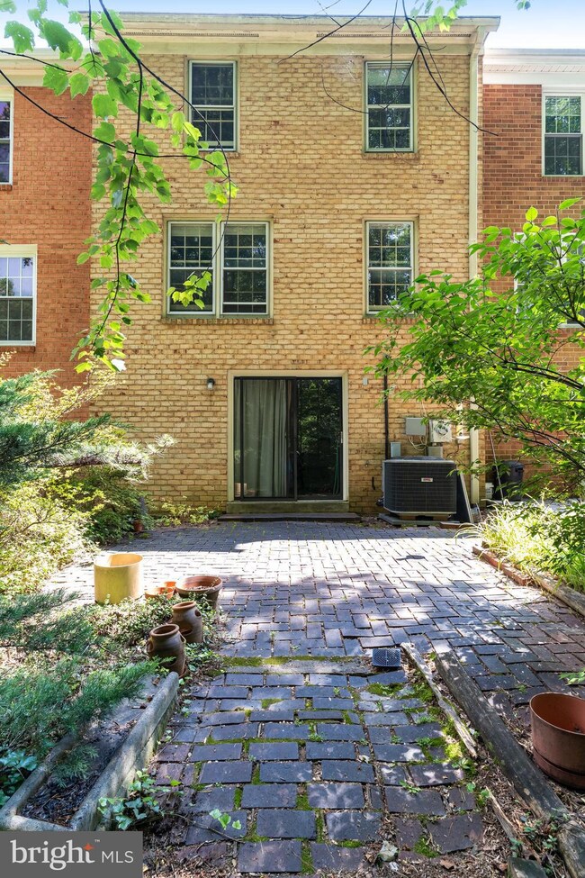 2308 Horseferry Ct, Reston, VA 20191 - photo 3