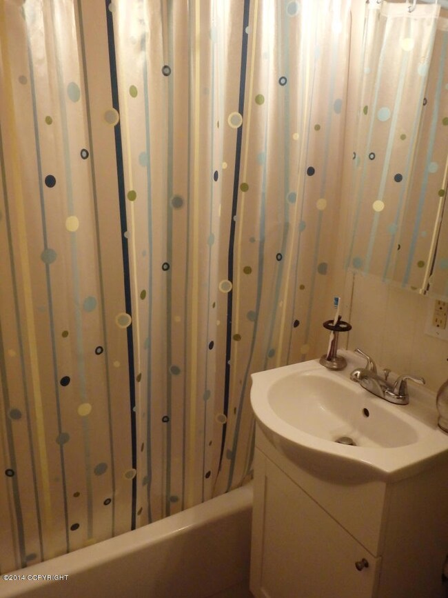 Upper Unit Bath