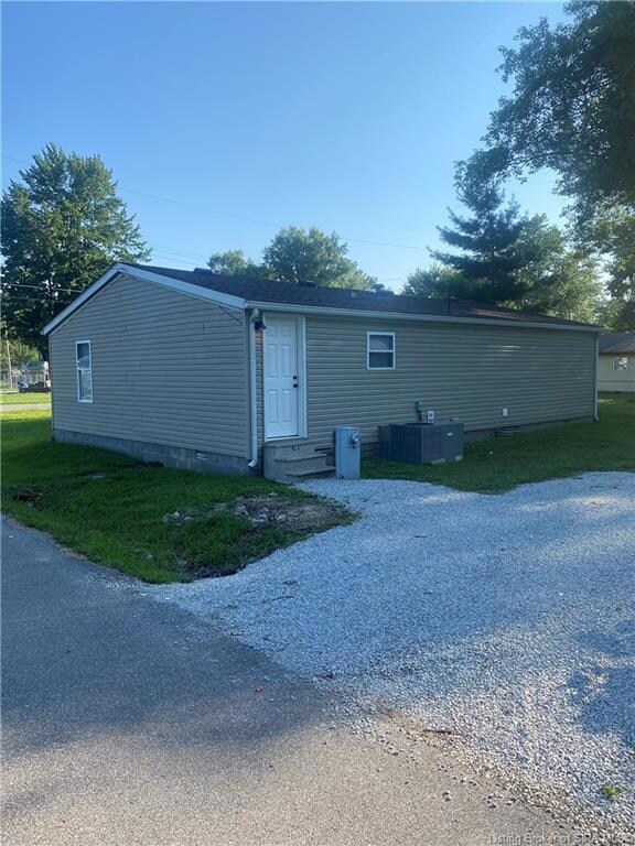 428 W Cross St, Austin, IN 47102 - photo 2