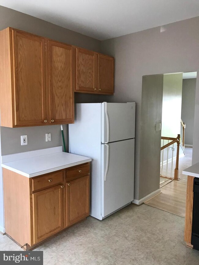 8209 Lyndhurst St, Laurel, MD 20724 - photo 3