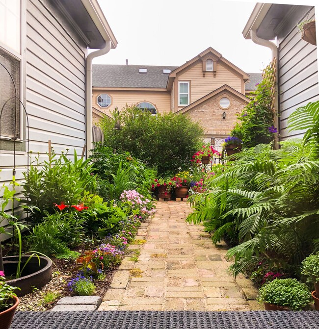 337 Kresswood Dr unit 7B, West Chicago, IL 60185 - photo 2