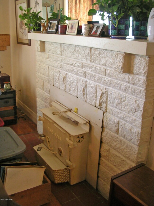 7801 E Manslick Rd, Louisville, KY 40228 - photo 5