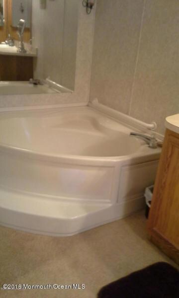soaking tub/master bath