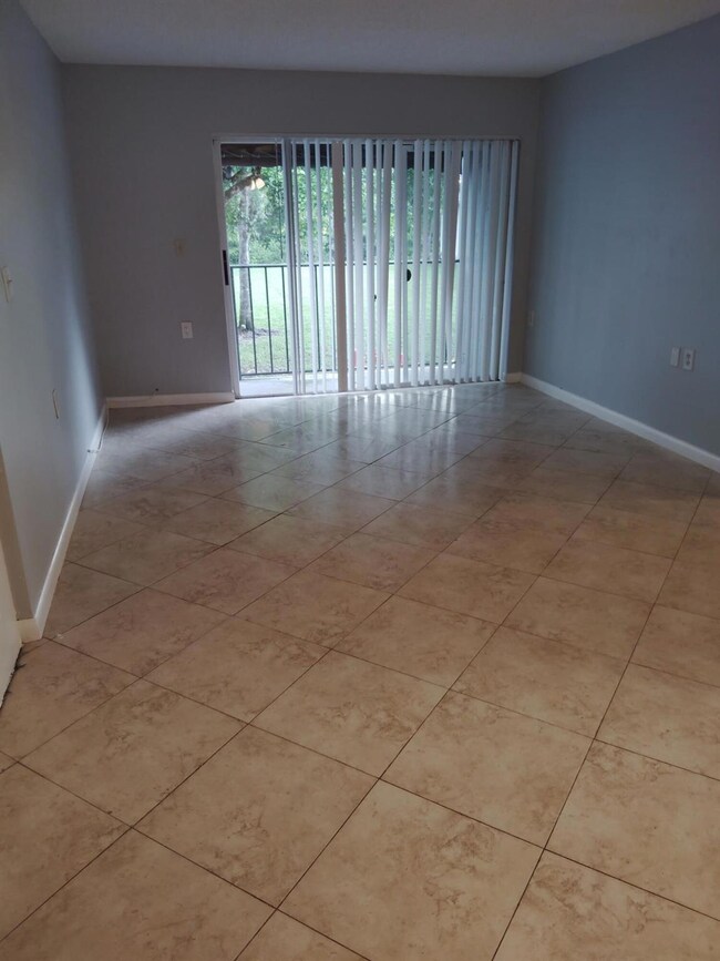 1140 Lake Victoria Dr unit M, West Palm Beach, FL 33411 - photo 3