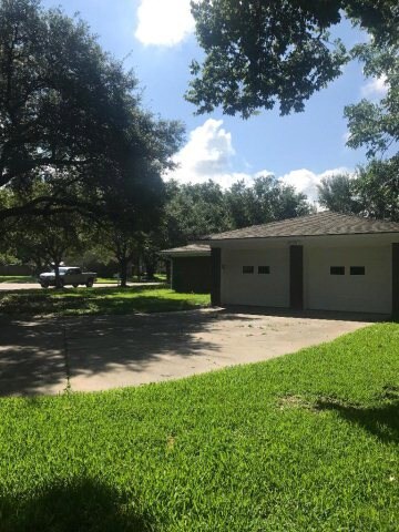 2004 Hillcrest Dr, Bay City, TX 77414 - photo 5