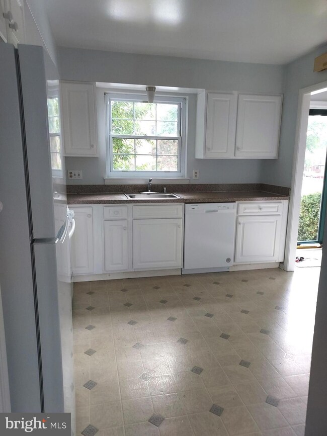 16 Alanbrooke Ct, Towson, MD 21204 - photo 5