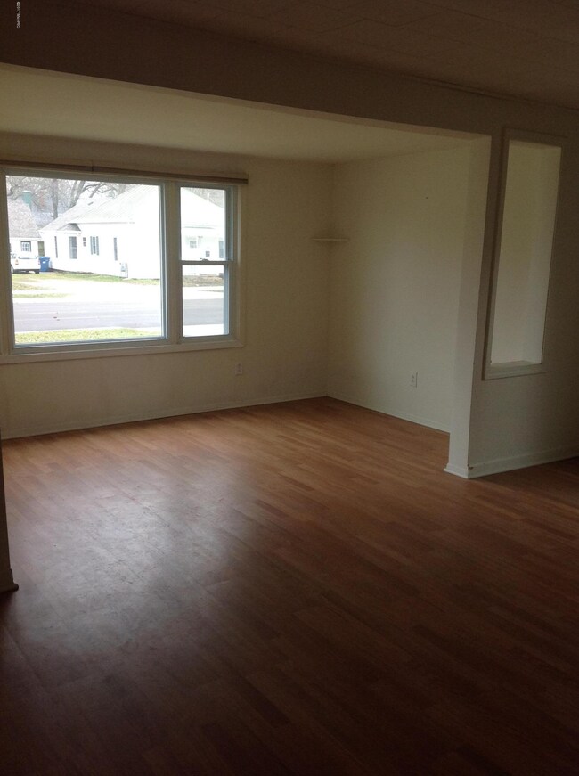 130 E Sycamore-Front room