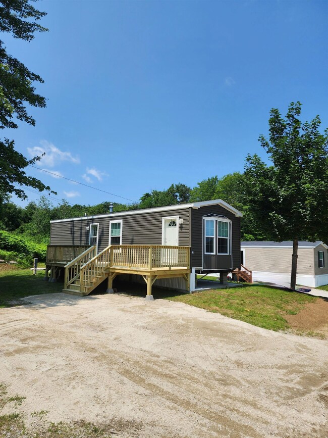 65 Leavitt Rd unit 13, Pittsfield, NH 03263 - photo 2