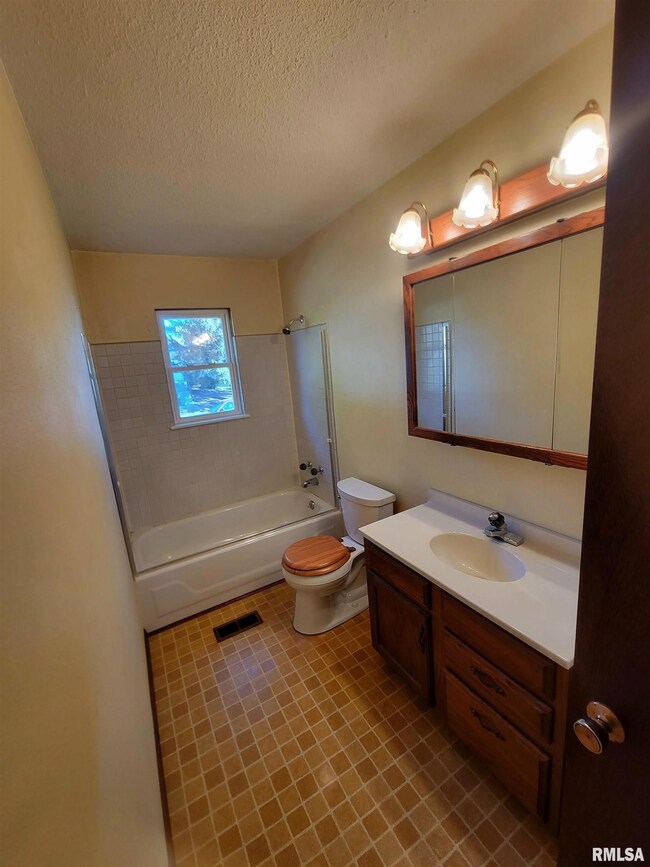 2409 W 59th St, Davenport, IA 52806 - photo 4