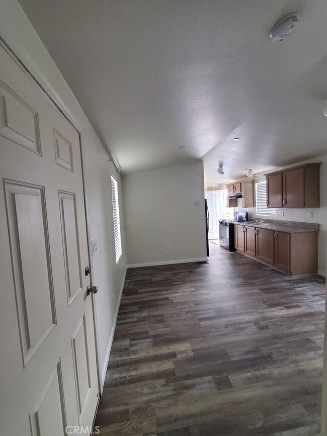 8562 C Ave unit 35, Hesperia, CA 92345 - photo 4
