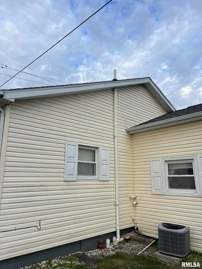 517 W Barnett St, Harrisburg, IL 62946 - photo 7
