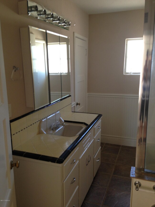 2667 N Sparkman, Tucson AZ - bathroom