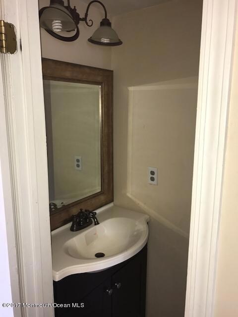 352-684354 bathroom1