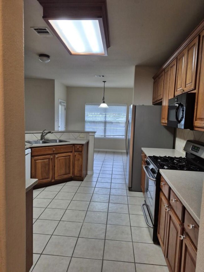 808 Busleigh Castle Way, Pflugerville, TX 78660 - photo 7