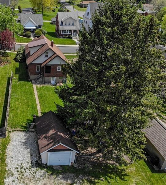 1 car garage and extra off-street parking!!