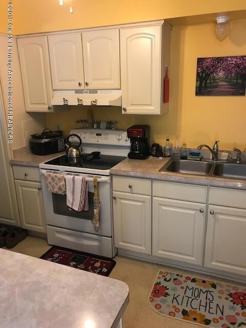 4211 Walton Dr, Lansing, MI 48910 - photo 2