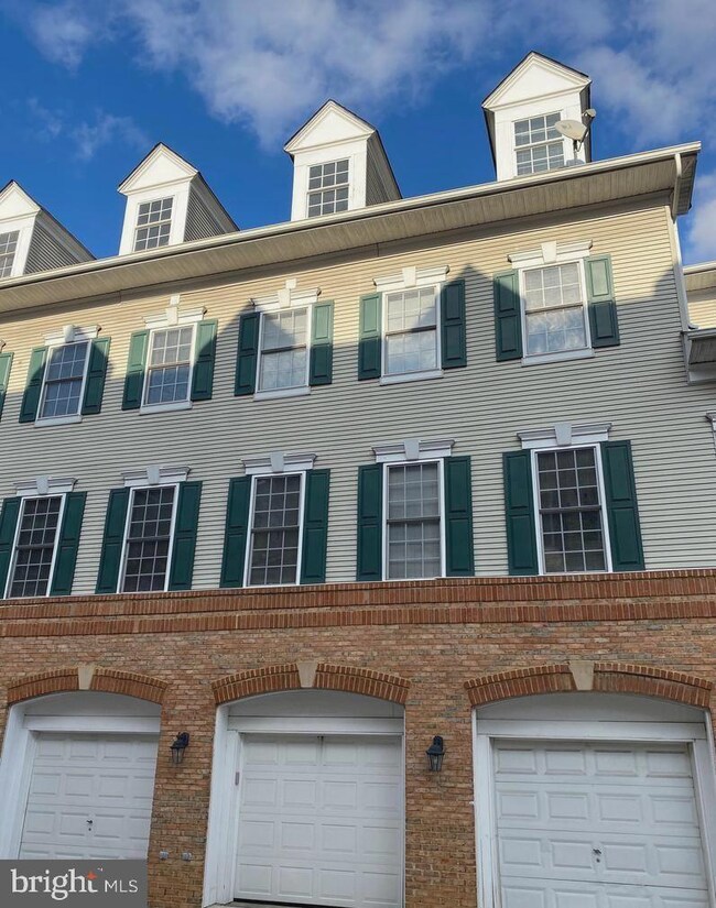 8933 Milford Haven Ct unit 33A, Lorton, VA 22079 - photo 2