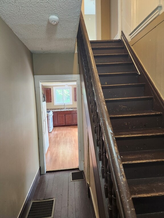 108 Alden St, Springfield, MA 01109 - photo 5