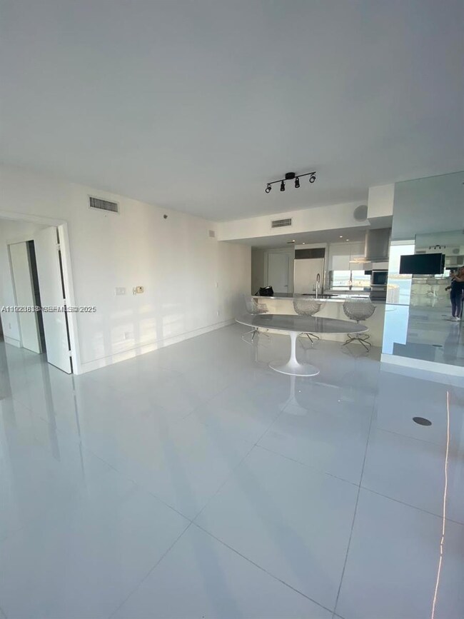 Icon Brickell Tower 2 unit 2902, Miami, FL 33131 - photo 4