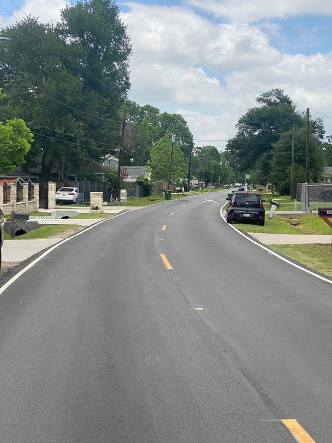 1041 Dewalt St, Houston, TX 77088 - photo 7