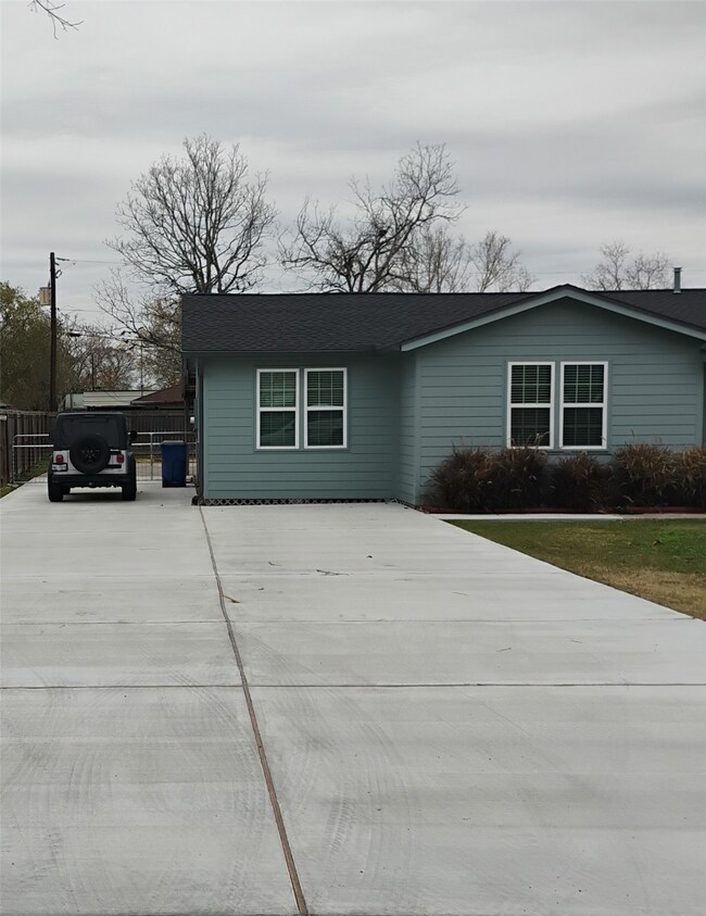 NEW DRIVEWAY
LOTS OF PARKING!
