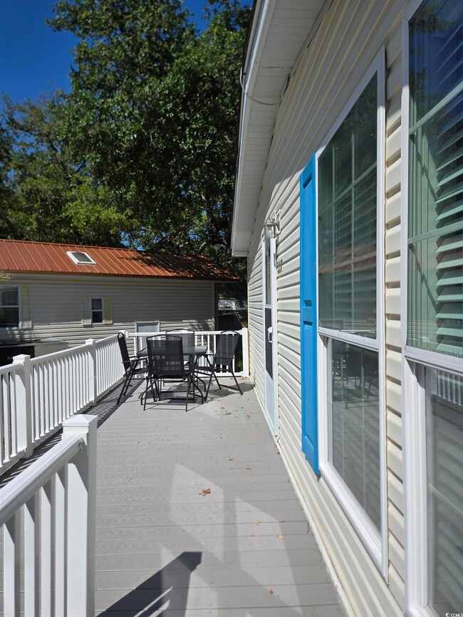 Deck with outdoor dining area