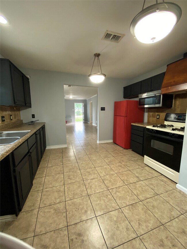 744 W Rittenhouse Rd, Houston, TX 77091 - photo 6